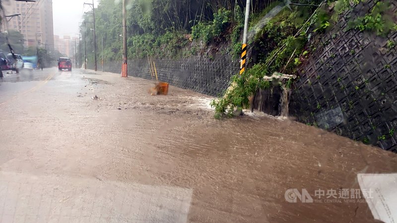 新北市府消防局4日表示,受強降雨影響,各地區傳出馬路積水等災情,三峽區國道5號三峽交流道出口的山坡土石與樹木,因雨勢過大而崩落。(新北市消防局提供)中央社記者黃旭昇新北傳真 110年6月4日