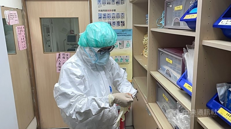本土疫情升溫,部分北部確診個案需要轉送中南部醫院,包括救護車司機與隨車護理人員都要穿全套隔離裝備,過程悶熱,長途轉送容易發生熱衰竭。(台中榮總提供)中央社記者郝雪卿傳真 110年6月4日