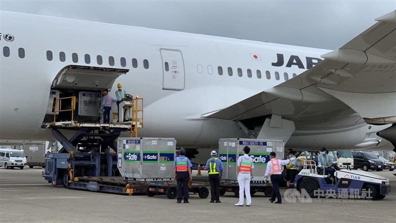日本支援供應台灣的124萬劑AZ疫苗,4日下午運抵桃園機場,相關人員進行機邊驗放。中央社記者葉臻攝 110年6月4日