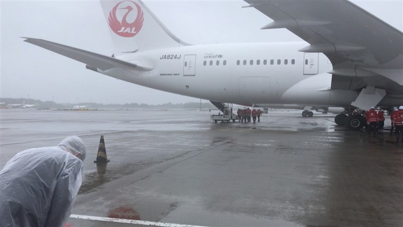 日本政府提供台灣124萬劑AZ疫苗，載運疫苗的日本航空班機從成田機場起飛，台灣駐日外交官員對班機鞠躬致意。（駐日代表處提供）中央社記者楊明珠東京傳真 110年6月4日