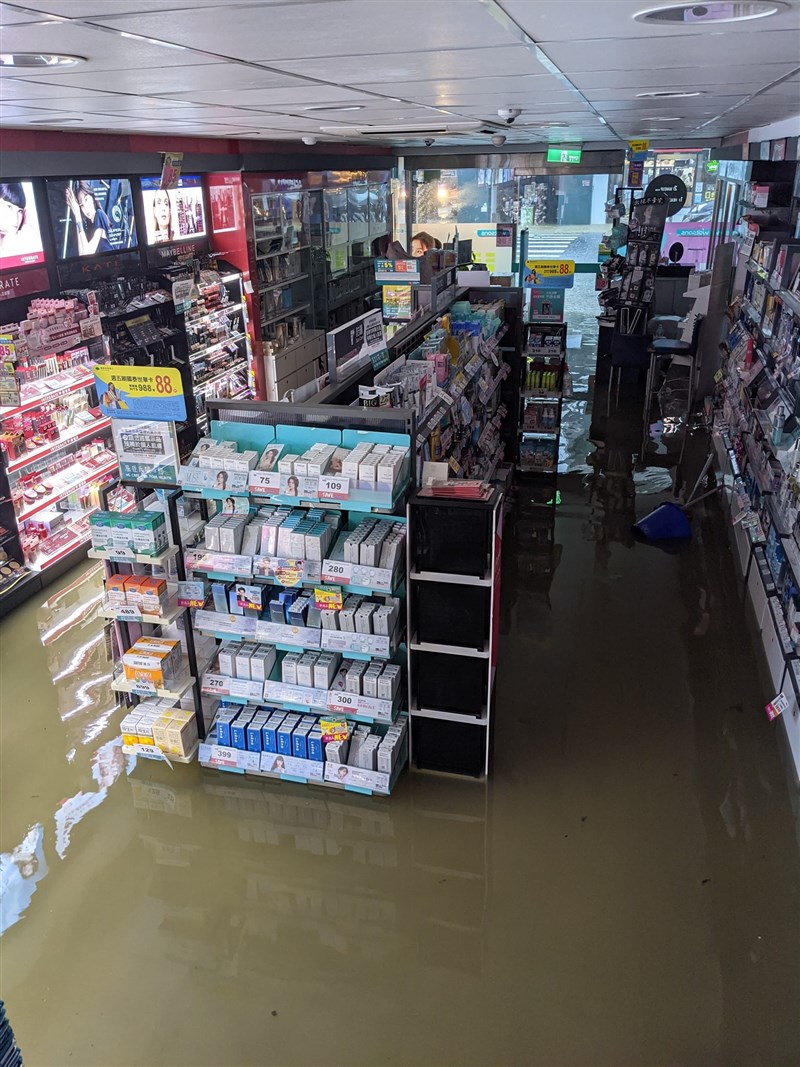 4日午後雙北地區降豪雨,北市興隆路藥妝店淹水。(讀者提供)