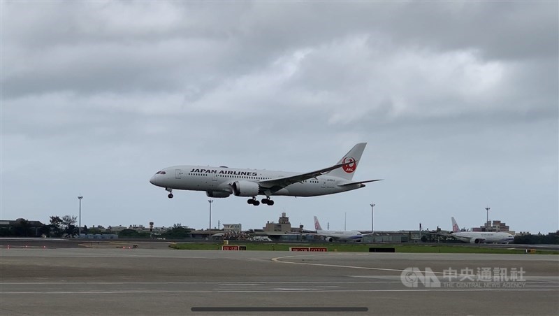 日本支援給台灣的124萬劑AZ疫苗運抵桃園機場。中央社記者葉臻攝 110年6月4日