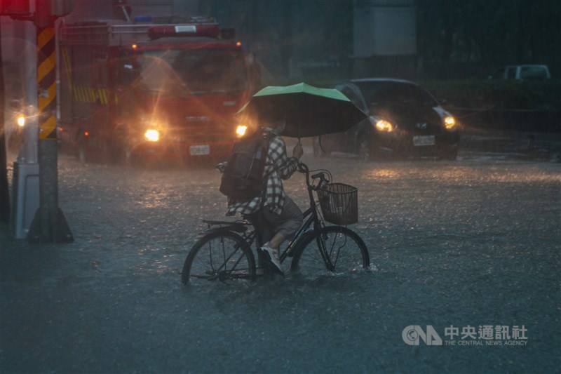 受颱風來襲影響,4日北市午後降下大雨,基隆路3段出現淹水的情況,水淹達半個輪胎高。中央社記者王騰毅攝 110年6月4日