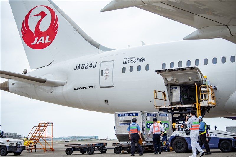 日本捐贈124萬劑AZ疫苗給台灣，4日運抵桃園機場。（桃園市政府新聞處提供）