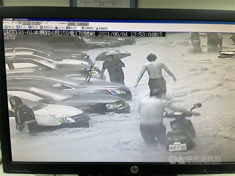 受梅雨鋒面及颱風彩雲外圍環流影響,中央氣象局4日發布大雨及豪雨特報,根據台北市政府提供照片顯示,文山區木柵路4段159巷178號前淹水已達半輛轎車高度,居民涉水牽機車。(台北市政府提供)中央社記者陳怡璇傳真 110年6月4日