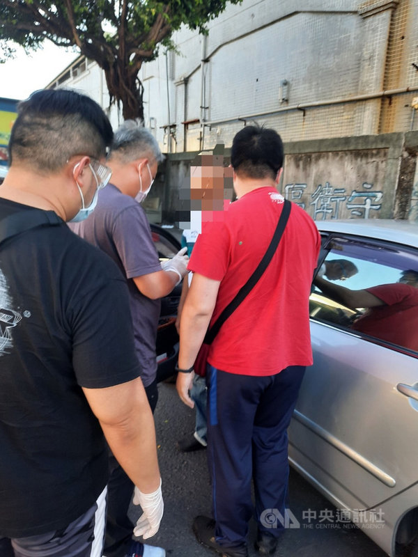 高雄市政府警察局刑事警察大隊發現有色情應召業者在通訊軟體LINE群組散布「外送到府」服務,3日查獲2名應召女和2名司機,另也依傳染病防治法移送衛生局裁罰。(警方提供)中央社記者洪學廣傳真 110年6月4日