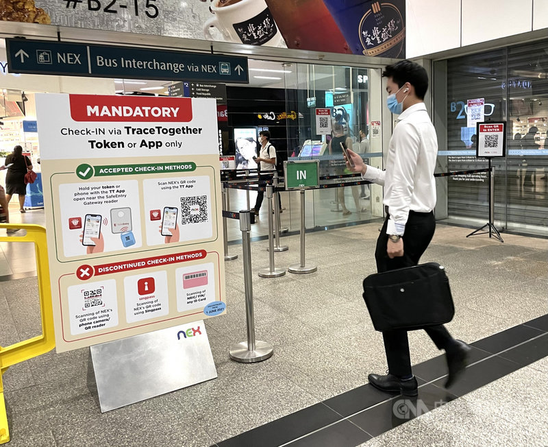 新加坡研發「合力追蹤」App,民眾須先掃描QR碼才能進入商場,藉以強化接觸者追蹤。攝於110年5月28日。中央社記者侯姿瑩新加坡攝 110年6月4日