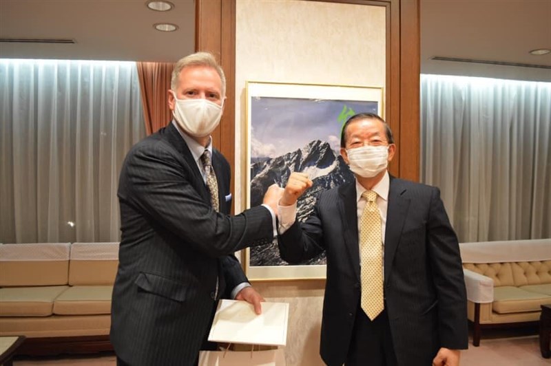 駐日代表謝長廷(右)在5月24日邀請美國駐日大使楊舟(左)及前安倍首相輔佐官薗浦健太郎等人到官邸餐敘,席間討論到疫情的議題。(圖取自facebook.com/frankcthsiehfans)