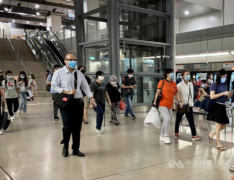 新加坡自去年4月中起,強制民眾外出就要戴口罩,至今仍維持這項規定,圖為地鐵站裡的民眾。攝於110年5 月28日。中央社記者侯姿瑩新加坡攝 110年6月4日