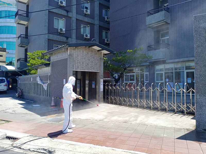 京元電子與超豐電子爆發移工群聚感染,外界擔心影響半導體供應鏈。業者分析,可能導致短期缺工,但仍可透過人力調度因應。圖為苗栗縣府環保局針對京元電子廠區、宿舍戶外周邊公共區域全面消毒。(苗栗縣政府提供)