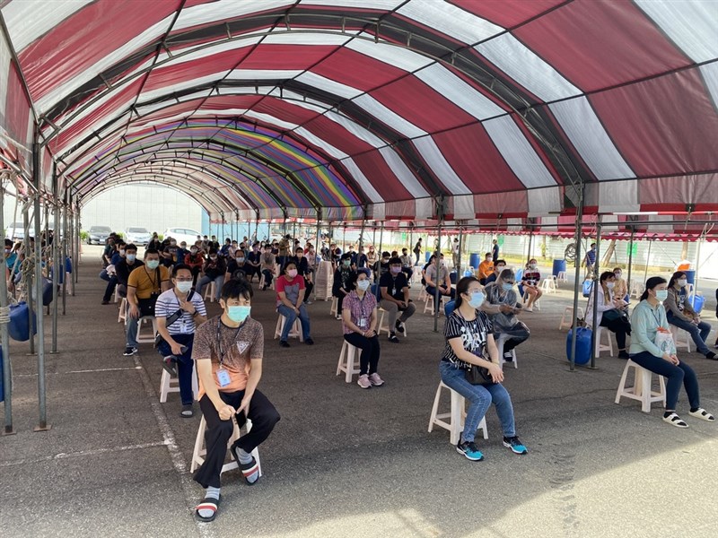京元電子群聚案已77人確診,中央流行疫情指揮中心派防疫團隊進駐苗栗成立前進指揮所,由醫福會執行長王必勝擔任指揮官。圖為京元電子員工等待快篩時保持安全社交距離。(京元電子提供)