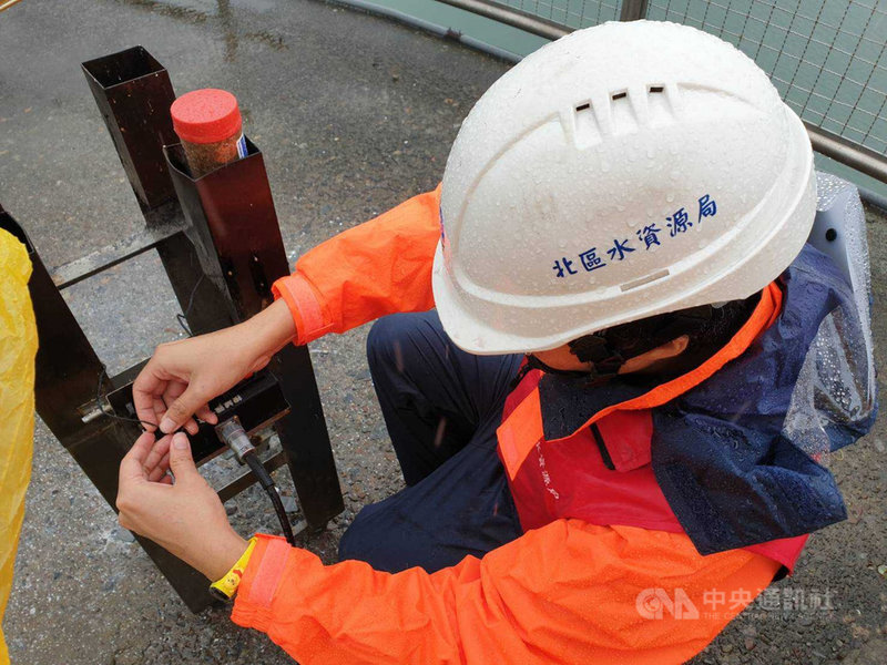 台大人工增雨服務團隊研發ICE焰劑燃放平台(增雨器),包含4管支架、支架端控制盒、主控制盒及電纜線(連接主控制盒與支架端控制盒),讓焰劑能順利擊發施放。(石門水庫管理中心提供)中央社記者郭宣彣傳真 110年6月5日