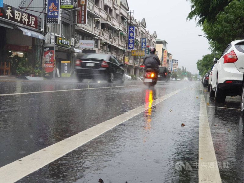 受到滯留鋒面影響,屏東4日深夜開始到5日上午全縣各地雨勢不斷。中央社記者郭芷瑄攝 110年6月5日