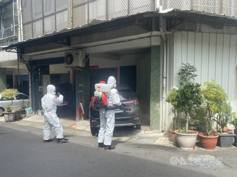 台中市北屯區大坑里家庭群聚感染事件累計21例確診,台中市環保局加強當地的消毒作業。(台中市政府提供)中央社記者郝雪卿傳真 110年6月5日