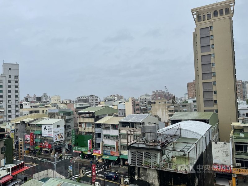 滯留鋒面南移,台南5日天色一片灰濛濛,雖持續降雨,但雨勢不大,下雨過後街道路面濕滑。中央社記者張榮祥台南攝 110年6月5日