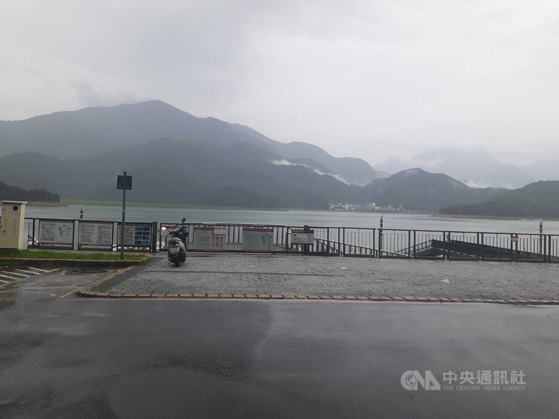 滯留鋒面影響台灣,雖然日月潭、霧社水庫近日蓄水增加,不過水庫及上游集水區5日上午雨量不多,居民希望再多點降雨,為水庫解渴。圖為日月潭湖景。(日月潭管理處提供)中央社記者蕭博陽南投縣傳真 110年6月5日