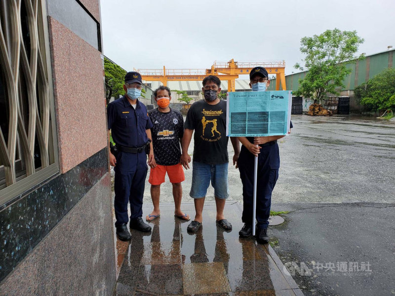 苗栗縣爆發武漢肺炎(2019冠狀病毒疾病,COVID-19)移工群聚感染事件,花蓮縣政府即日起加強移工防疫宣導,新城警分局前往僱用移工的企業宣導防疫措施。(新城警分局提供)中央社記者張祈傳真 110年6月5日