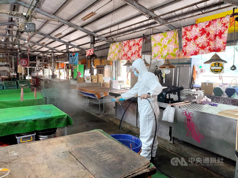 台南市5日新增1例武漢肺炎本土確診病例,為佳里區第一黃昏市場的女性攤商,感染源尚在追查,目前市場已暫時休市,相關單位派員到場全面清消。(台南市政府提供)中央社記者張榮祥台南傳真 110年6月5日