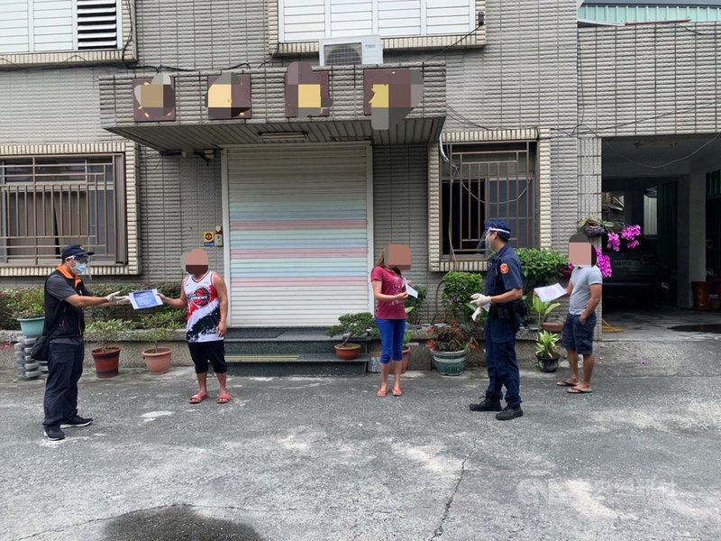 花蓮縣5日沒有武漢肺炎(2019冠狀病毒疾病,COVID-19)確診病例,縣府加強移工防疫,開放僱用移工的企業預約篩檢,花蓮警分局也到工業區宣導移工防疫措施。(花蓮警分局提供)中央社記者張祈傳真 110年6月5日
