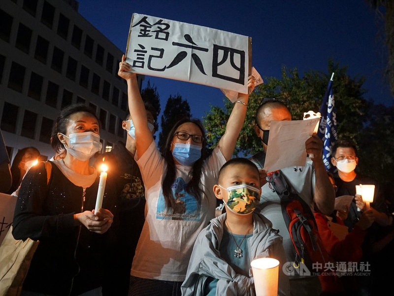 美國洛杉磯地區的香港人4日晚間聚集在中國領事館外舉行六四天安門事件的紀念活動。中央社記者林宏翰洛杉磯攝  110年6月5日