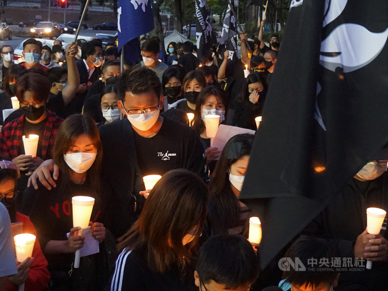美國洛杉磯地區的香港人4日在中國領事館外,手持燭光,紀念六四天安門事件。中央社記者林宏翰洛杉磯攝  110年6月5日