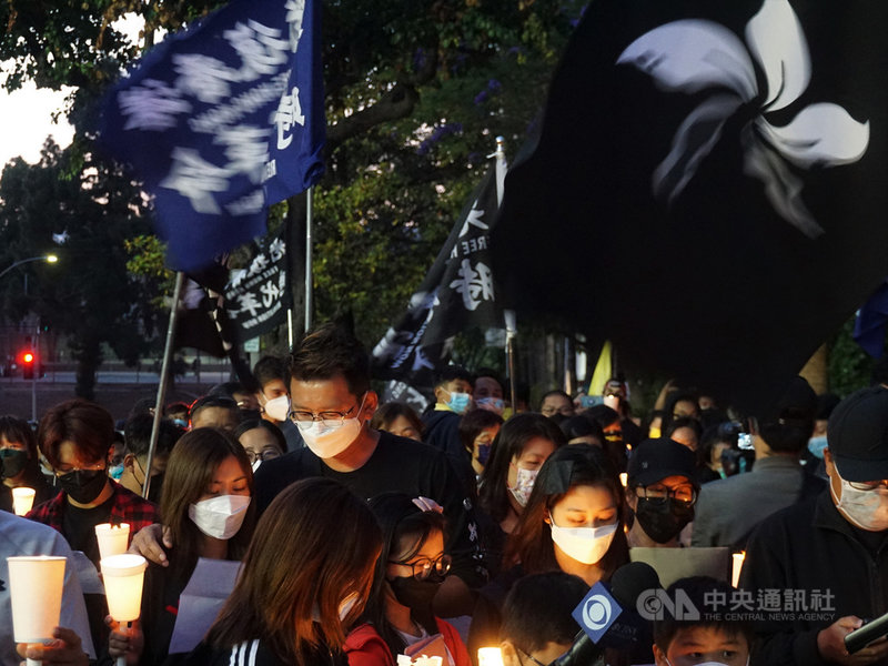 美國洛杉磯地區的香港人4日在中國領事館外紀念六四天安門事件。參與活動者表示,紀念六四象徵香港人熱愛民主自由,等同是香港人的DNA。中央社記者林宏翰洛杉磯攝  110年6月5日