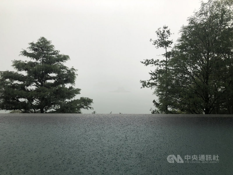 南投縣各鄉鎮5日降雨,鋒面下午影響後,逐漸帶來更多雨量,以日月潭測站為例,下午5時前當日累積雨量為2.5毫米、5時10分為10毫米,晚間7時來到30.5毫米;降雨傍晚起明顯增加,當地一名工作人員說,下午有一陣暴雨,讓日月潭湖景展現一股朦朧美。(民眾提供)中央社記者蕭博陽南投縣傳真 110年6月5日