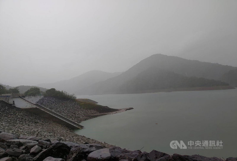 受到滯留鋒面影響,5日屏東各地雨勢不斷,牡丹水庫進水量雖不多,但增加蓄水穩定度。中央社記者郭芷瑄攝 110年6月5日