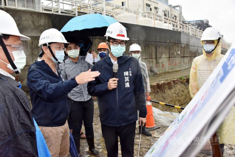 高雄市長陳其邁(前中)5日上午前往視察後勁溪台塑段整治工程,聆聽水利局後勁溪排水瓶頸段施工進度,也期勉水利局督促廠商如期完工。(高市水利局提供)中央社記者洪學廣傳真 110年6月5日