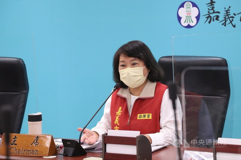 嘉義市長黃敏惠4日晚間召集衛生和醫療院所等單位舉行武漢肺炎(2019冠狀病毒疾病,COVID-19)疫情應變會議,會中討論如何提升疫苗施打率和針對大專院校以上畢業生返鄉移動潮的防疫措施。(市府提供)中央社記者姜宜菁傳真 110年6月5日