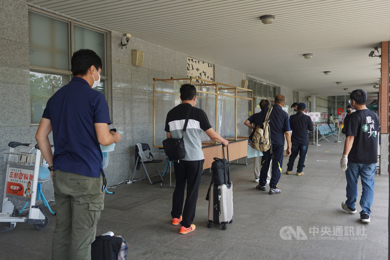 金門尚義機場5日到站旅客計有109人,台灣端機場快篩48人、金門端快篩61人,篩檢率100%,全數陰性,金門縣政府感謝旅客配合篩檢。中央社記者黃慧敏攝 110年6月5日