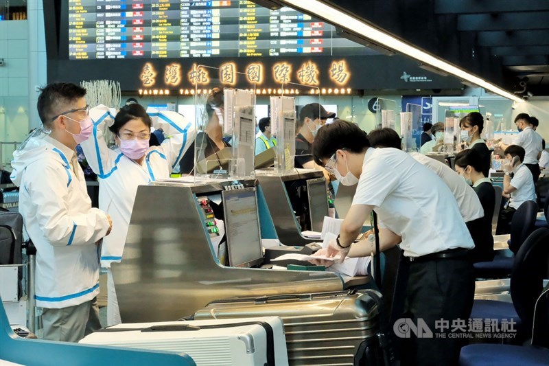 本土疫情升溫,由於美國提供施打疫苗,加上正逐步解封,旅行社觀察,近來飛美國的旅客變多,6月至今,機票訂單比4月成長約2.5倍。中央社記者吳睿騏桃園機場攝 110年6月2日
