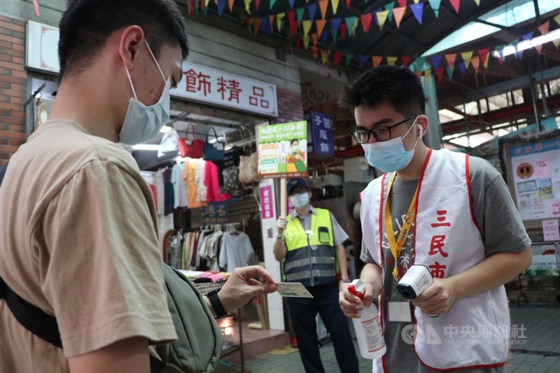 高雄市政府對傳統市場實施分流採買和實聯制,經發局和轄區警力4日上午前往三民第一市場稽查宣導,民眾和攤商幾乎都能配合。中央社記者董俊志攝 110年6月4日
