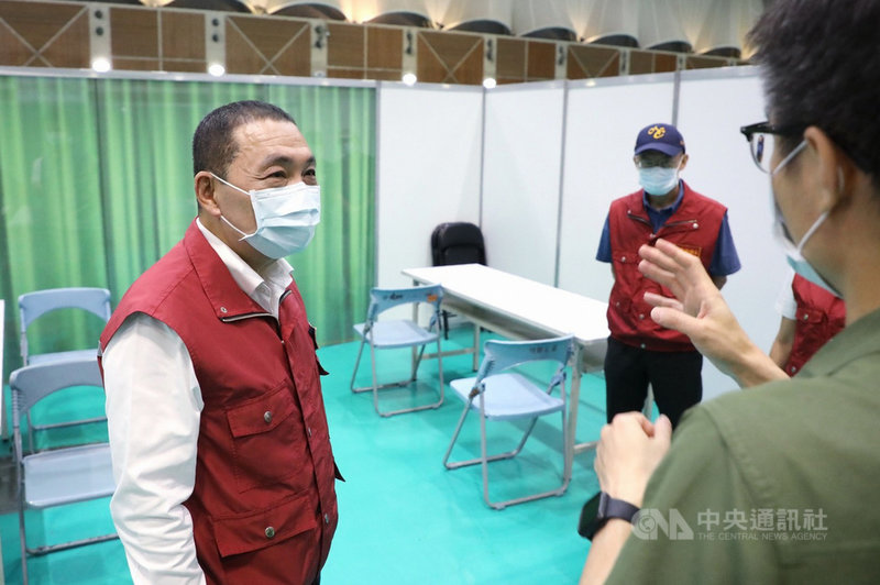 新北市長侯友宜(左)5日視察五股區工商展覽中心接種站布設進度,聽取相關人員說明。(新北市新聞局提供)中央社記者黃旭昇新北市傳真 110年6月5日