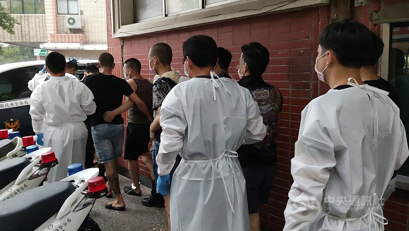 竹山警分局破獲移工暴力討債案,查獲8名涉案移工、救出1名越南籍被害人,由於犯嫌群聚室內施用毒品,全案除依妨害自由等罪嫌移送法辦,群聚情事也依傳染病防治法函請裁罰。(警方提供)中央社記者蕭博陽南投縣傳真 110年6月5日