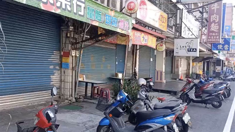 京元電子竹南廠發生外籍移工宿舍群聚染疫事件,引發民眾恐慌,廠區周邊許多店家3日拉下鐵門張貼公告暫停營業。(民眾提供)