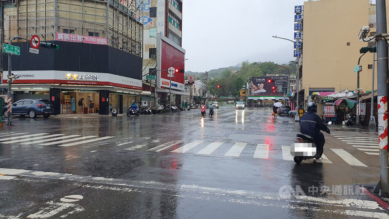 受滯留鋒面影響,高雄市5日清晨起降下大雨,由於適逢週末假日與全國進入3級防疫警戒,上午路上人車更為稀少。中央社記者洪學廣攝 110年6月5日