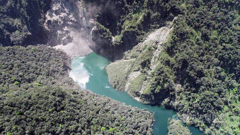 台東縣大南溪堰塞湖近日蓄水量上升,林務局擔心颱風過後接續梅雨鋒面會影響堰塞湖動態,5日呼籲民眾勿進入河道及行水區。(台東林管處提供)中央社記者盧太城台東傳真 110年6月5日
