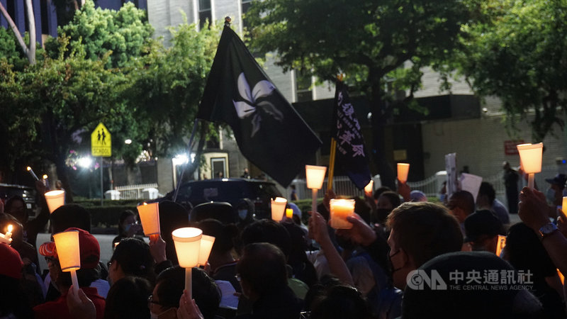 數百群眾4日手持燭光聚集在洛杉磯中國領事館外,紀念六四天安門事件。中央社記者林宏翰洛杉磯攝  110年6月5日