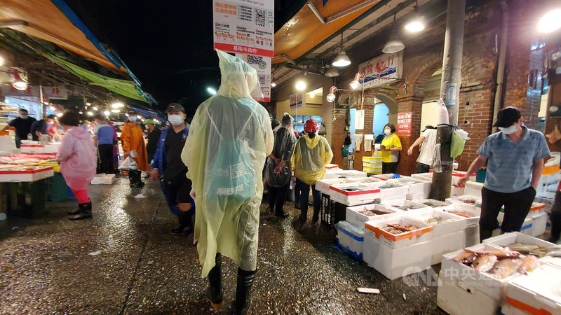 崁仔頂漁市是北台灣重要魚貨供應地,人潮擁擠。基隆市長林右昌說,經市府與崁仔頂漁市自治會取得共識,即日起實施高規格「雙罩一套」防疫措施,所有攤商除要戴上口罩還有面罩,手上也要戴可拋棄式矽膠手套。圖為基隆市府人員日前在崁仔頂漁市舉牌宣導防疫。(基隆市政府提供)中央社記者沈如峰基隆傳真 110年6月5日