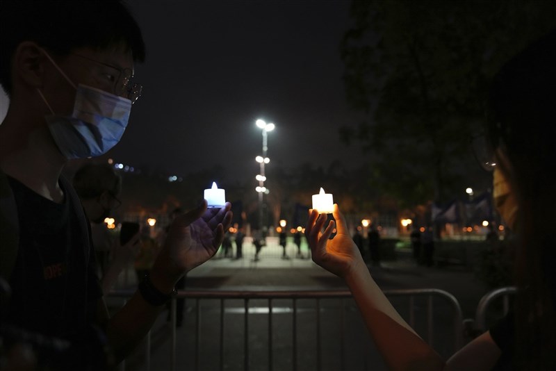 昨天是六四事件32週年,香港警方首次引用「公安條例」封閉維多利亞公園中央草坪、足球場等範圍,仍有港人到維園附近聚集,點燃燭光或使用LED蠟燭紀念。(美聯社)