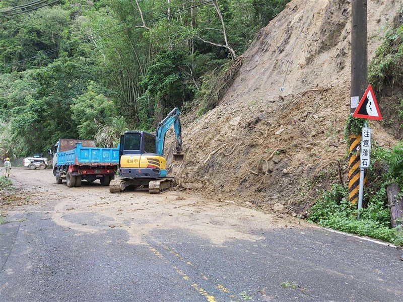 梅雨鋒面帶來豐沛雨量,但也造成雲林縣古坑鄉多處道路坍方,所幸道路目前都未造成人車損傷,工務處已緊急派員搶通。(雲林縣政府提供)中央社記者姜宜菁傳真 110年6月5日