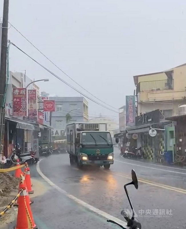 受到滯留鋒面影響,屏東各地雨勢不斷,離島小琉球的雨量冠全國,東港到小琉球交通船減班。中央社記者郭芷瑄攝 110年6月5日