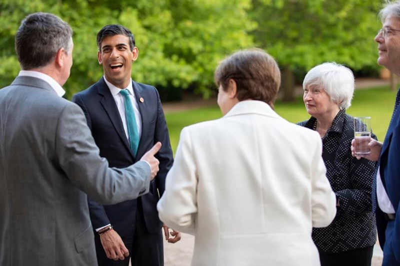 G7財長5日達成協議,支持美國提出的課稅計畫,對Google、蘋果和亞馬遜等跨國企業課徵的全球性最低企業稅率為至少15%。英國財政大臣蘇納克(左2)告訴記者:「經過數年來的討論,G7財長達成具歷史意義的協議。」(圖取自facebook.com/rishisunak)