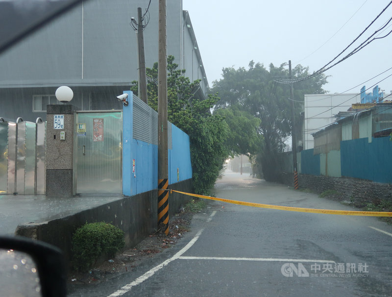 高雄市岡山豪雨不斷,6日上午嘉興橋旁的便道也因為河川溢流,車輛無法通行。中央社記者王淑芬攝 110年6月6日