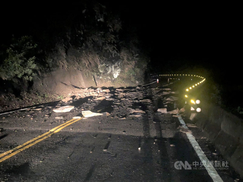 滯留鋒面帶來豪雨,台24線35.5K處霧台公路5日晚間近11時發生山壁落石,公路總局連夜派人清除,6日凌晨恢復交通。(里港警分局提供)中央社記者郭芷瑄傳真 110年6月6日