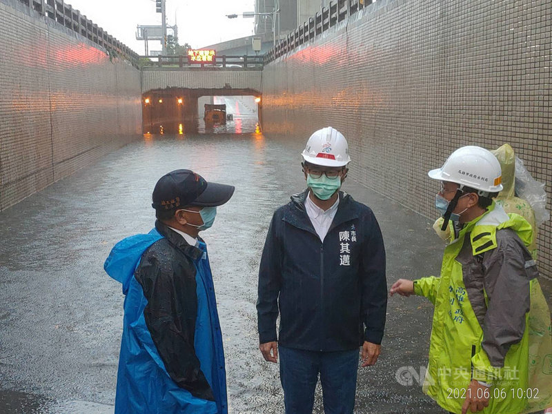 滯留鋒面豪雨狂炸,高雄多處地下道積淹水,市長陳其邁(中)6日上午視察新生路地下道,並指示加速抽乾地下道積水,以利車輛通行。(高雄市政府提供)中央社記者王淑芬傳真 110年6月6日