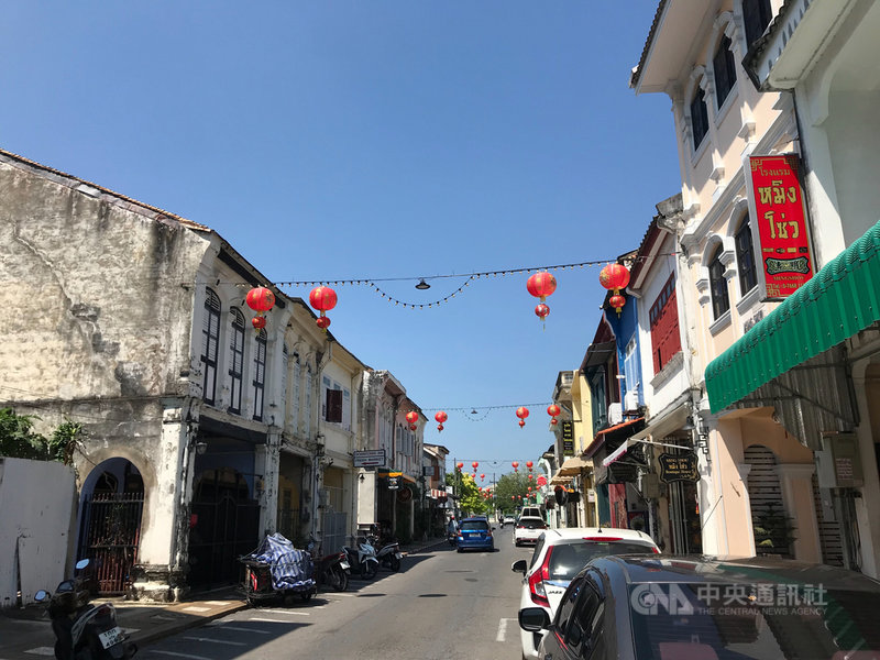 泰國政府拯救觀光業,將在7月1日開放打過完整疫苗的國際觀光客造訪普吉島免隔離。圖為觀光客喜愛的普吉老城區,但因疫情觀光客稀少,攝於2月。中央社記者呂欣憓普吉島攝 110年6月6日