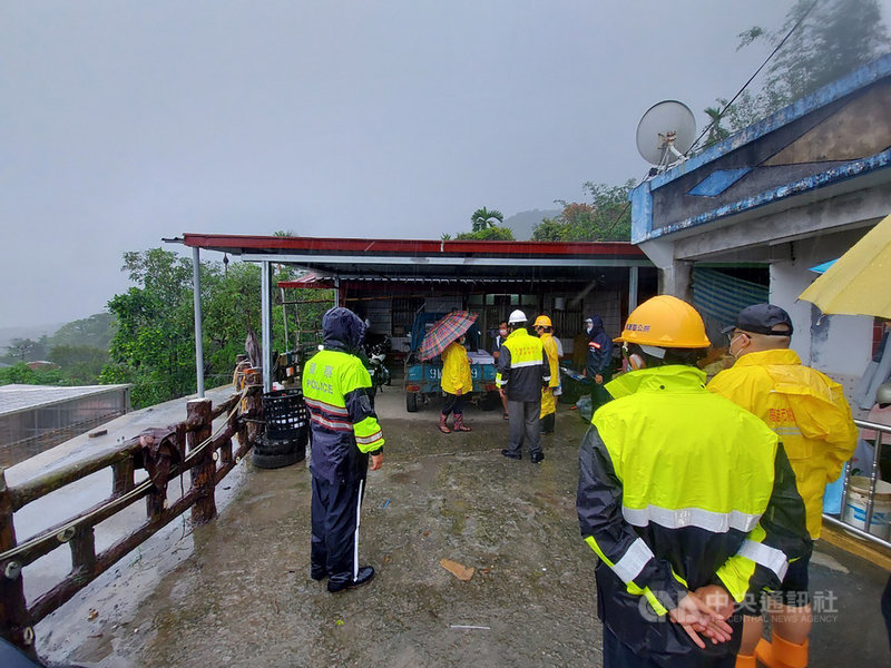 高雄地區強降雨,山區有30條土石流紅色警戒,市府民政局6日緊急撤離山區住民,統計桃源區撤離81人、六龜區撤離214人、茂林區撤離1人、田寮區撤10人,包括慢性病患者、孕婦及保全戶等,要確保住民安全。(高雄市政府提供)中央社記者王淑芬傳真 110年6月6日