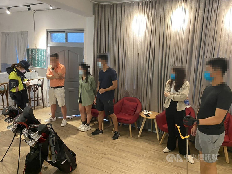 宜蘭羅東警分局公正派出所日前獲報,在羅東鎮天津路疑似有民眾群聚,員警到場後,發現現場為高球教室,室內共有5人,已違反相關聚會規定,警方依法函報宜蘭縣政府依傳染病防治法裁罰。(讀者提供)中央社記者王朝鈺傳真 110年6月6日
